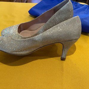 Lovely Fabulicious Golden Pumps!